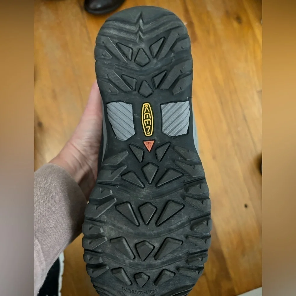 Keen Targhee gray hiking shoe size youth 5 or 7 adult